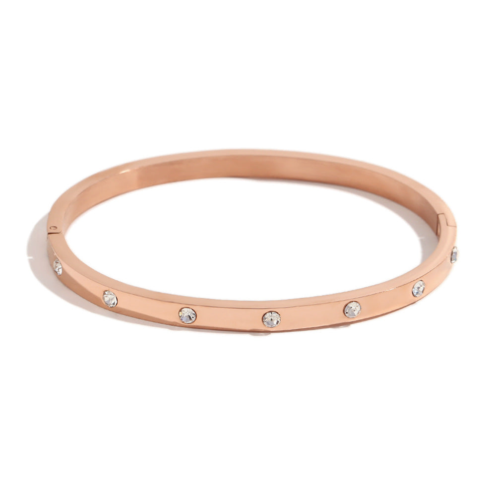 Clasp bracelet