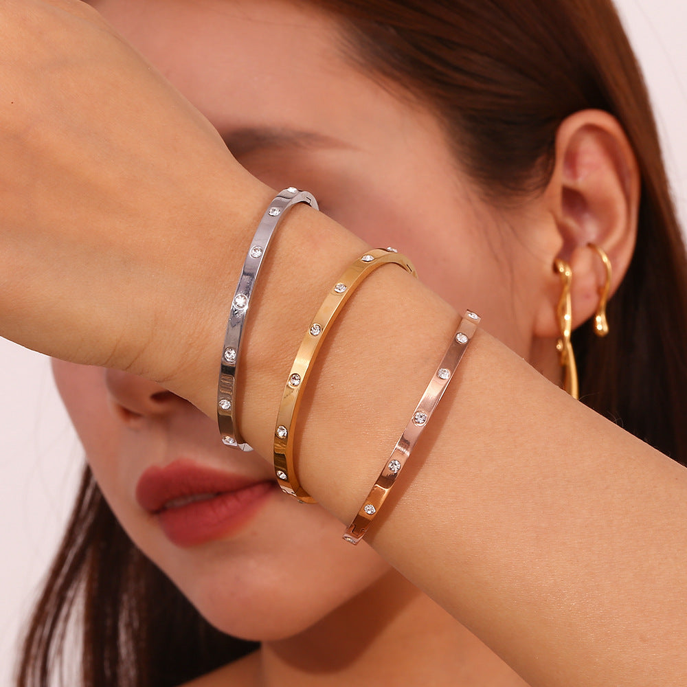 Clasp bracelet