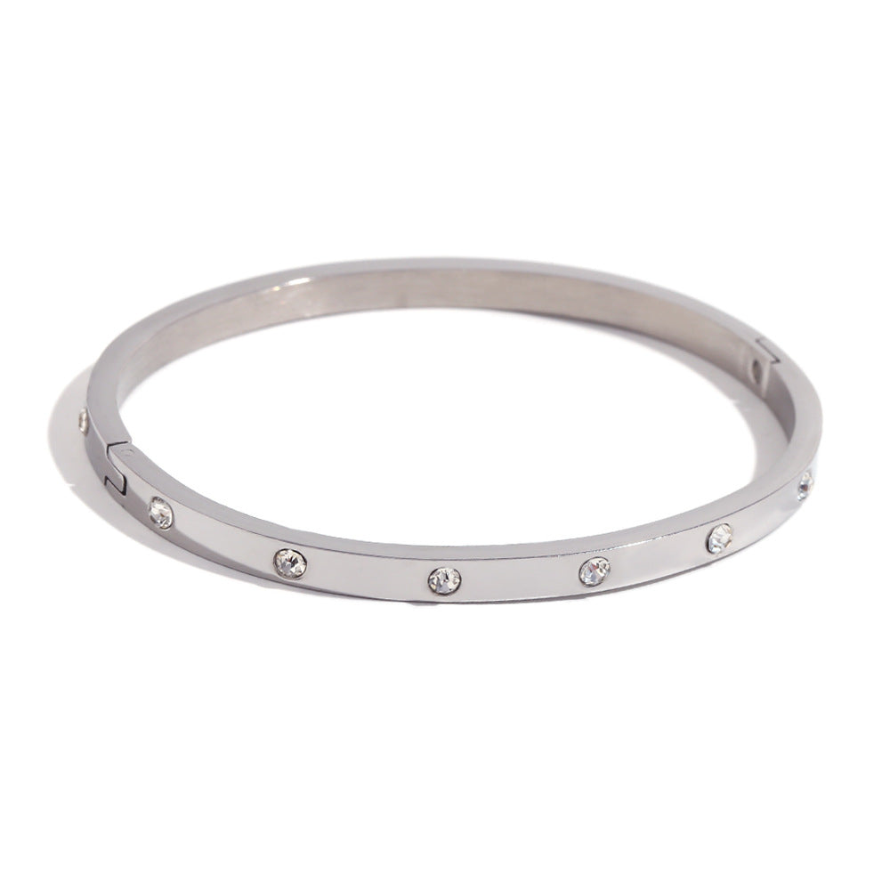 Clasp bracelet