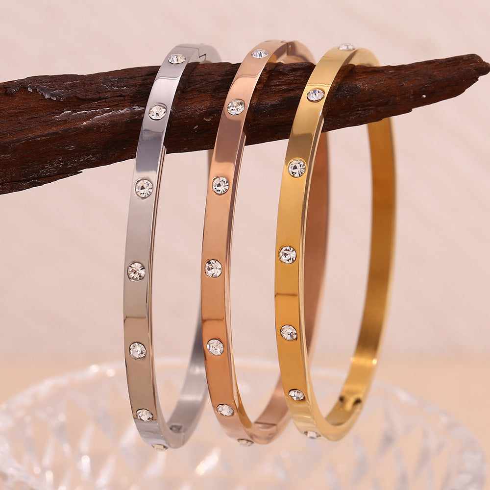 Clasp bracelet