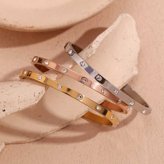 Clasp bracelet